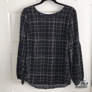 Black blouse with asymmetrical white lines